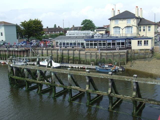 Arun View Inn (via Wikimedia Commons, CC BY-SA 2.0)