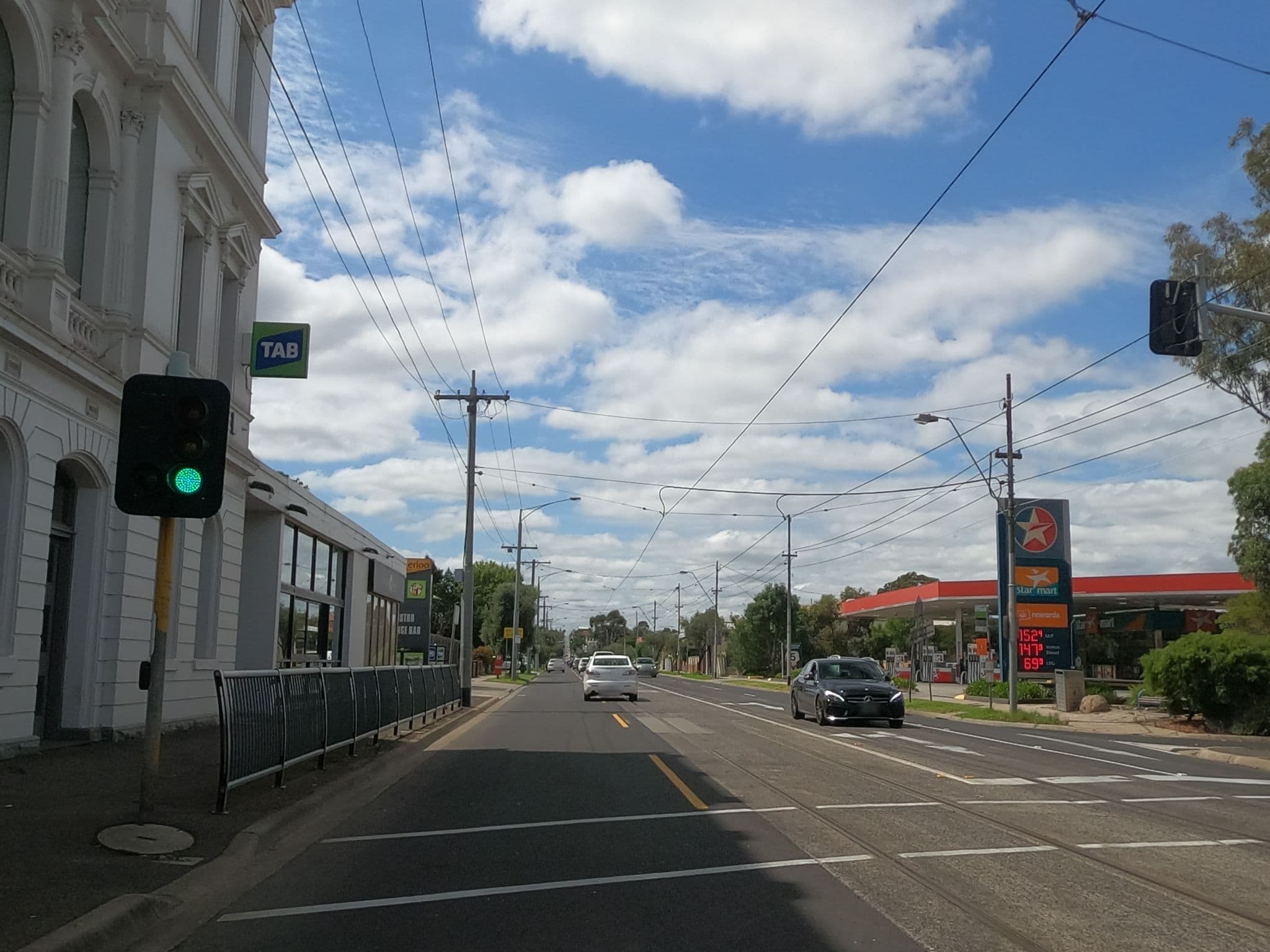Street view near Waterloo Cup Hotel, Moonee Ponds — © r33za (CC BY-SA · Mapillary)