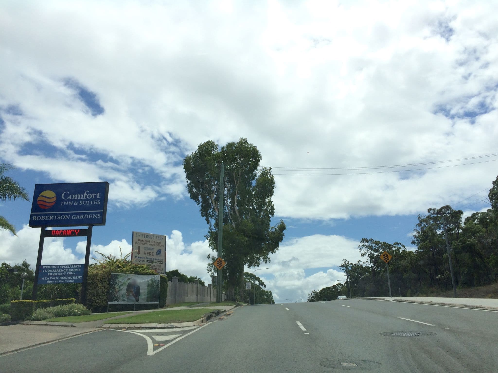 Street view near Quality Hotel Robertson Gardens, Nathan — © hoylen (CC BY-SA · Mapillary)