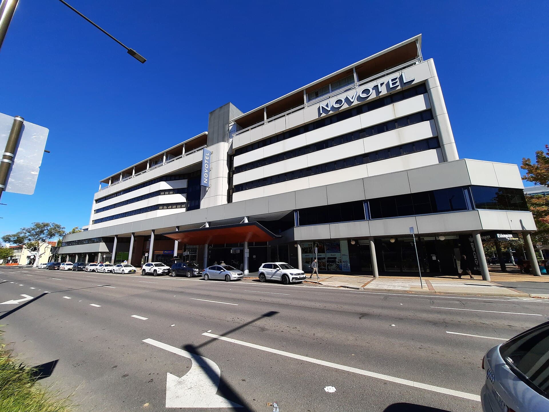 Novotel Canberra (via Wikimedia Commons, CC BY-SA 4.0)