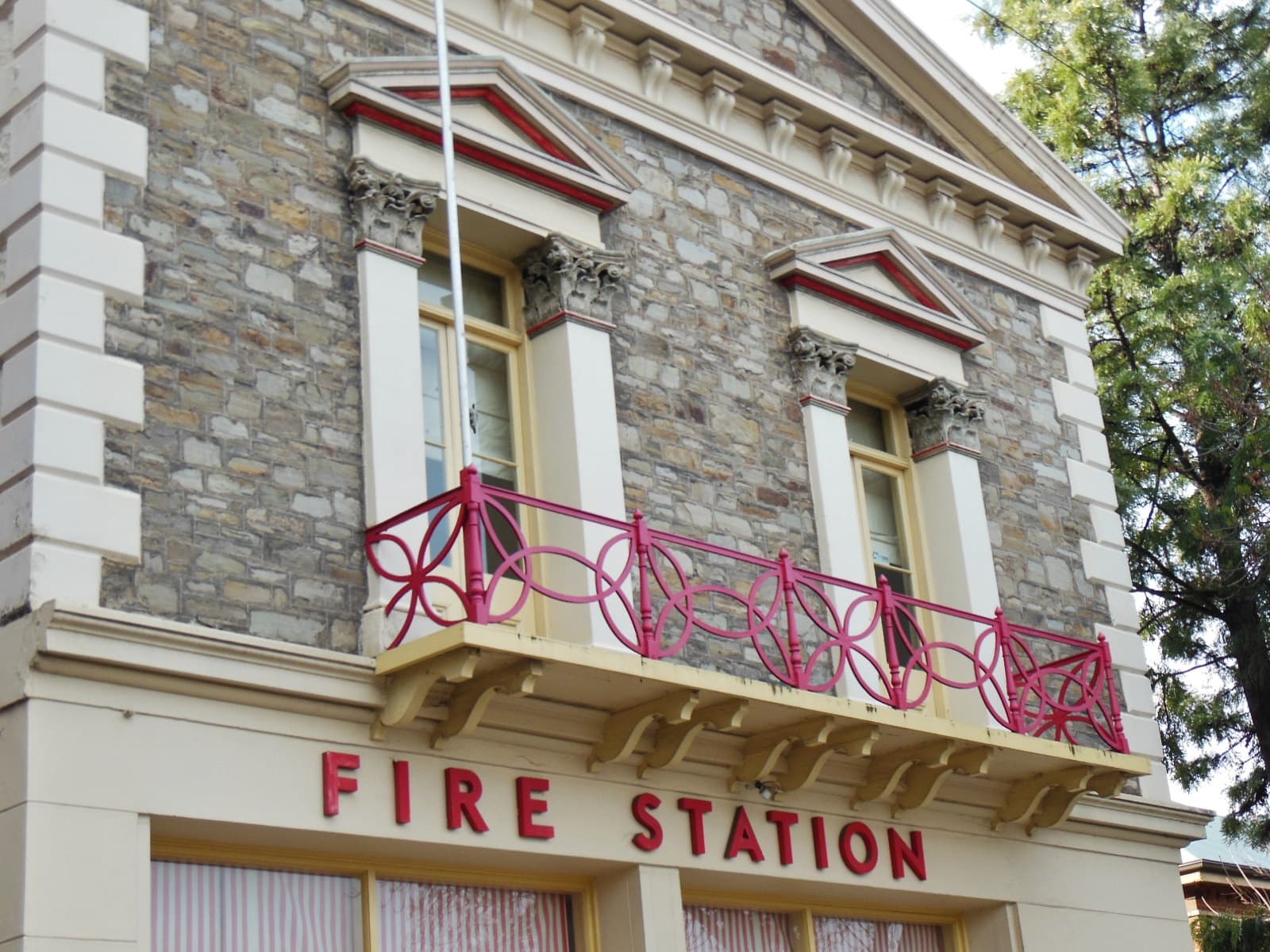 The Fire Station Inn (via Wikimedia Commons, CC BY-SA 2.0)