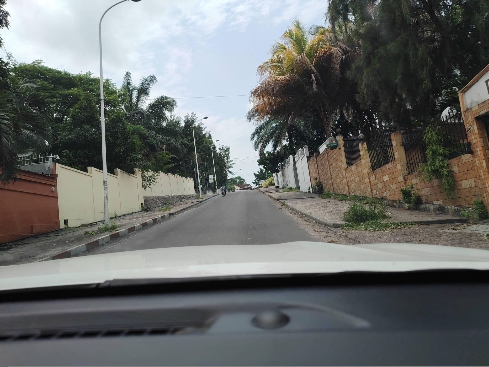 Street view near Dreams, Brazzaville — © orlanto (CC BY-SA · Mapillary)