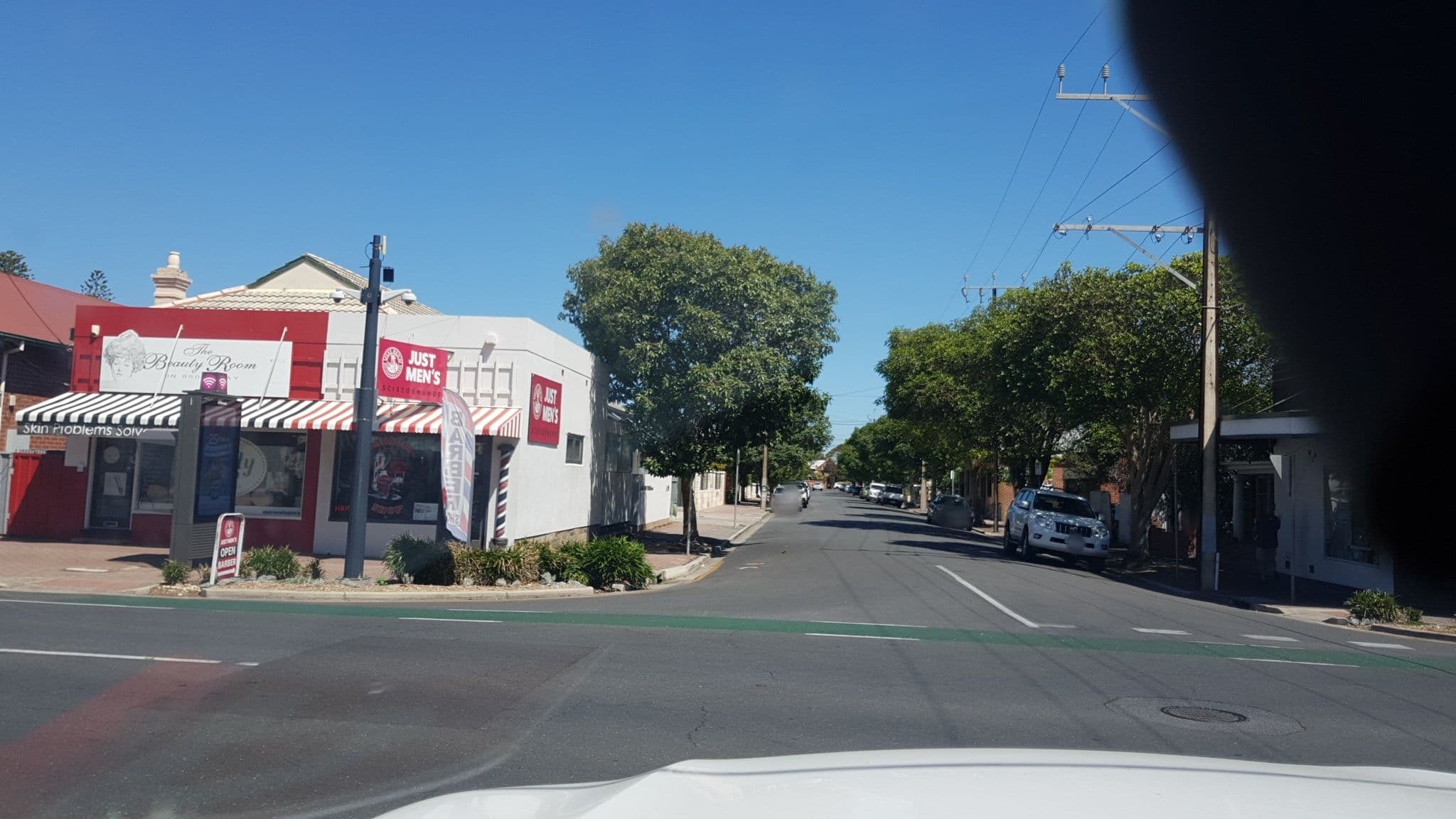 Street view near Broadway Hotel, Glenelg South — © roadroid (CC BY-SA · Mapillary)