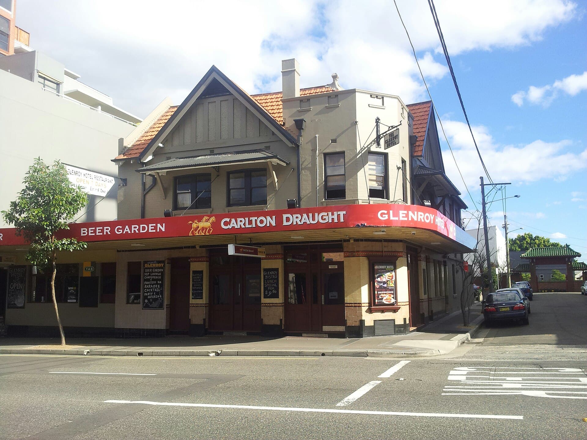 Glenroy Hotel (via Wikimedia Commons, CC BY-SA 3.0)