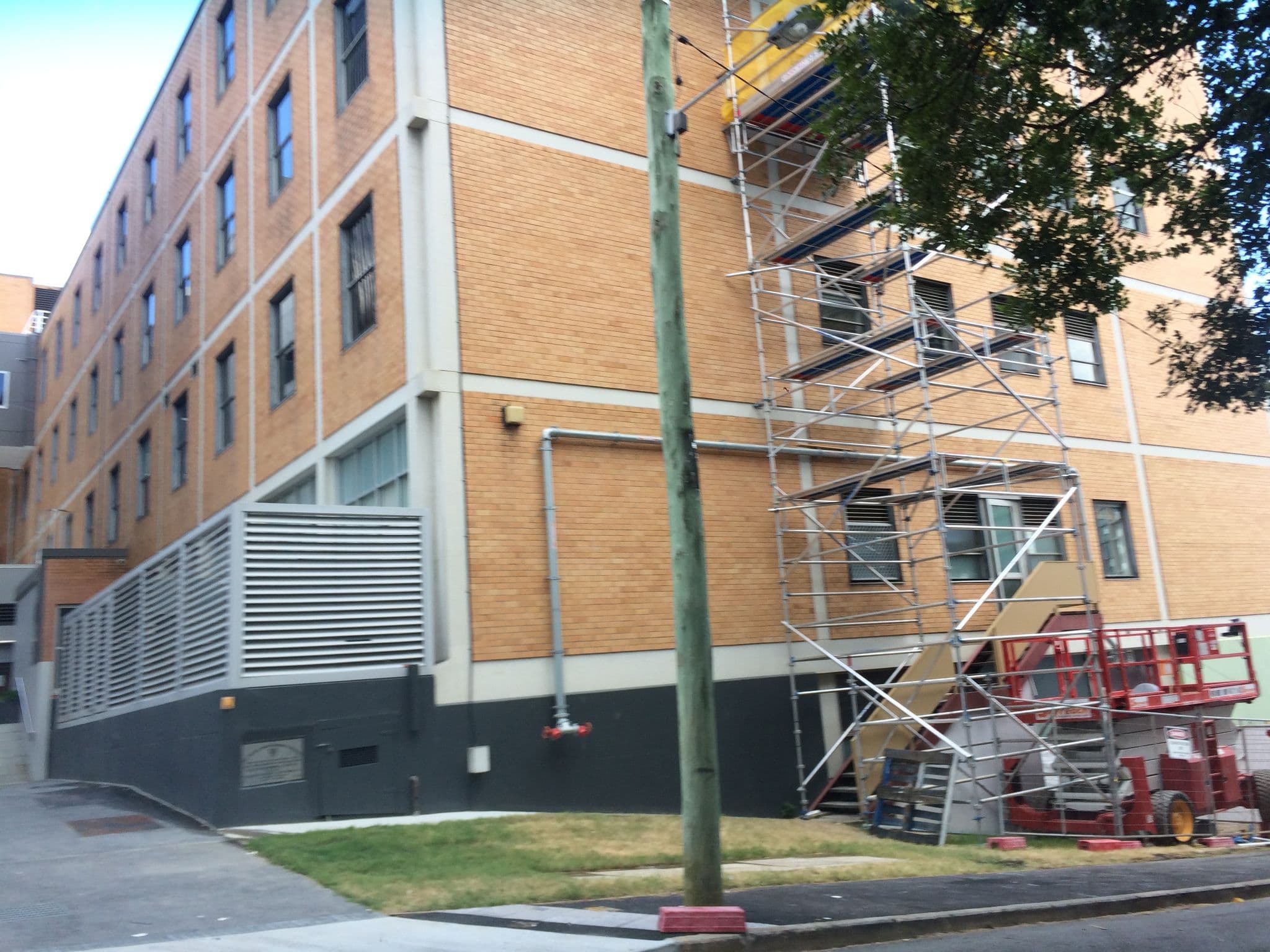 Street view near Tower Mill Hotel, Spring Hill — © hoylen (CC BY-SA · Mapillary)