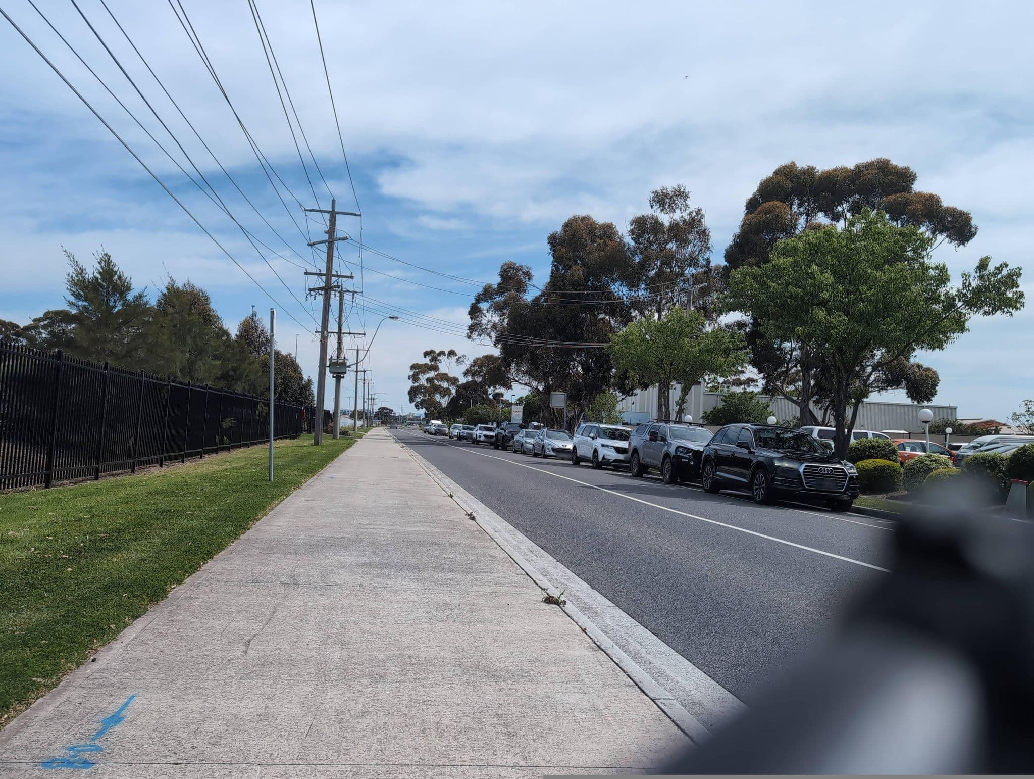 Street view near Ciloms Airport Lodge, Gladstone Park — © bugster (CC BY-SA · Mapillary)