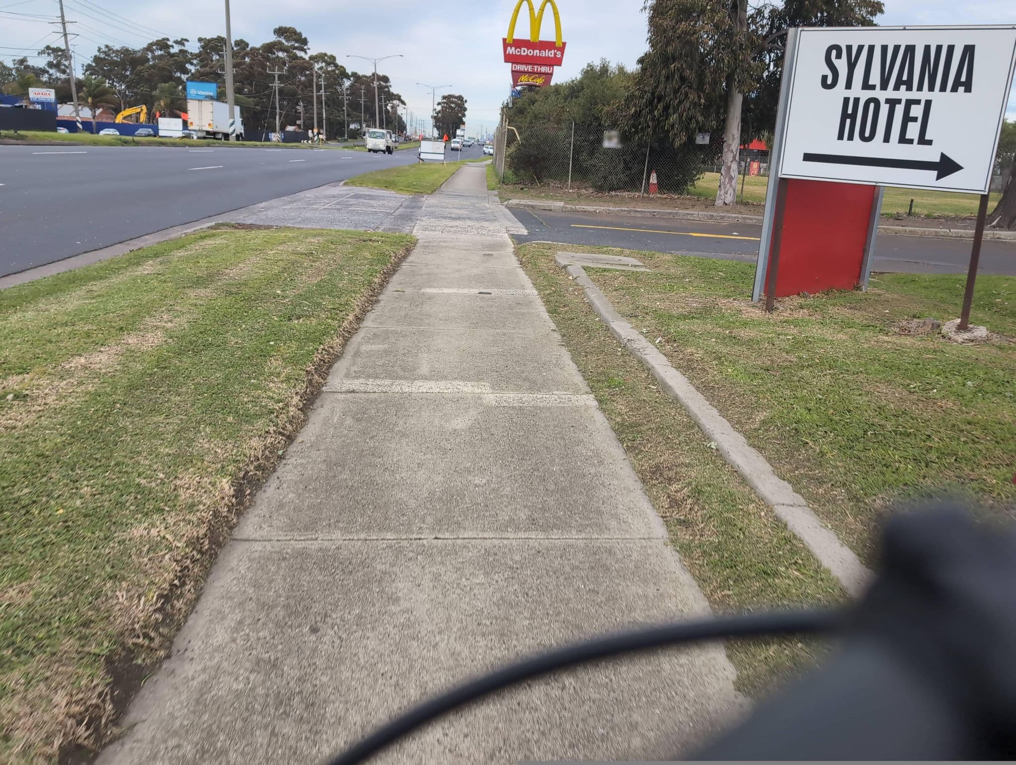 Street view near Sylvania Hotel, Campbellfield — © bugster (CC BY-SA · Mapillary)