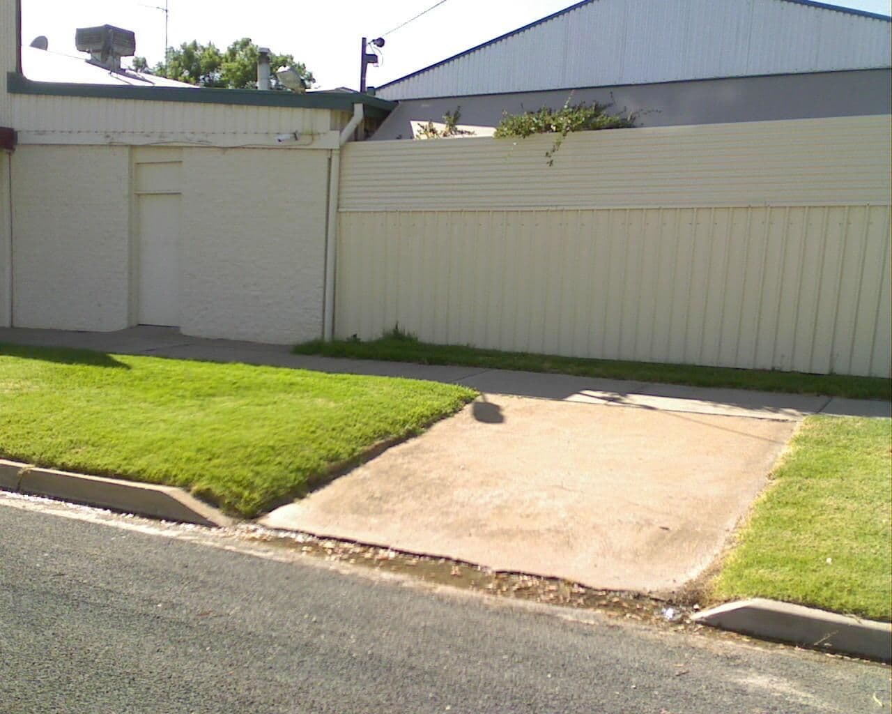 Street view near The Shamrock Hotel/ Motel Balranald, Balranald — © bob3bob3 (CC BY-SA · Mapillary)