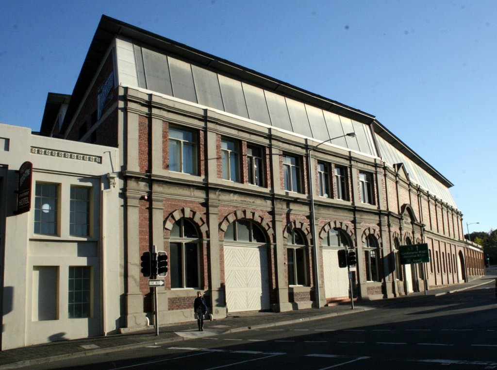 The Old Woolstore Apartment Hotel (via Wikimedia Commons, CC BY-SA 4.0)