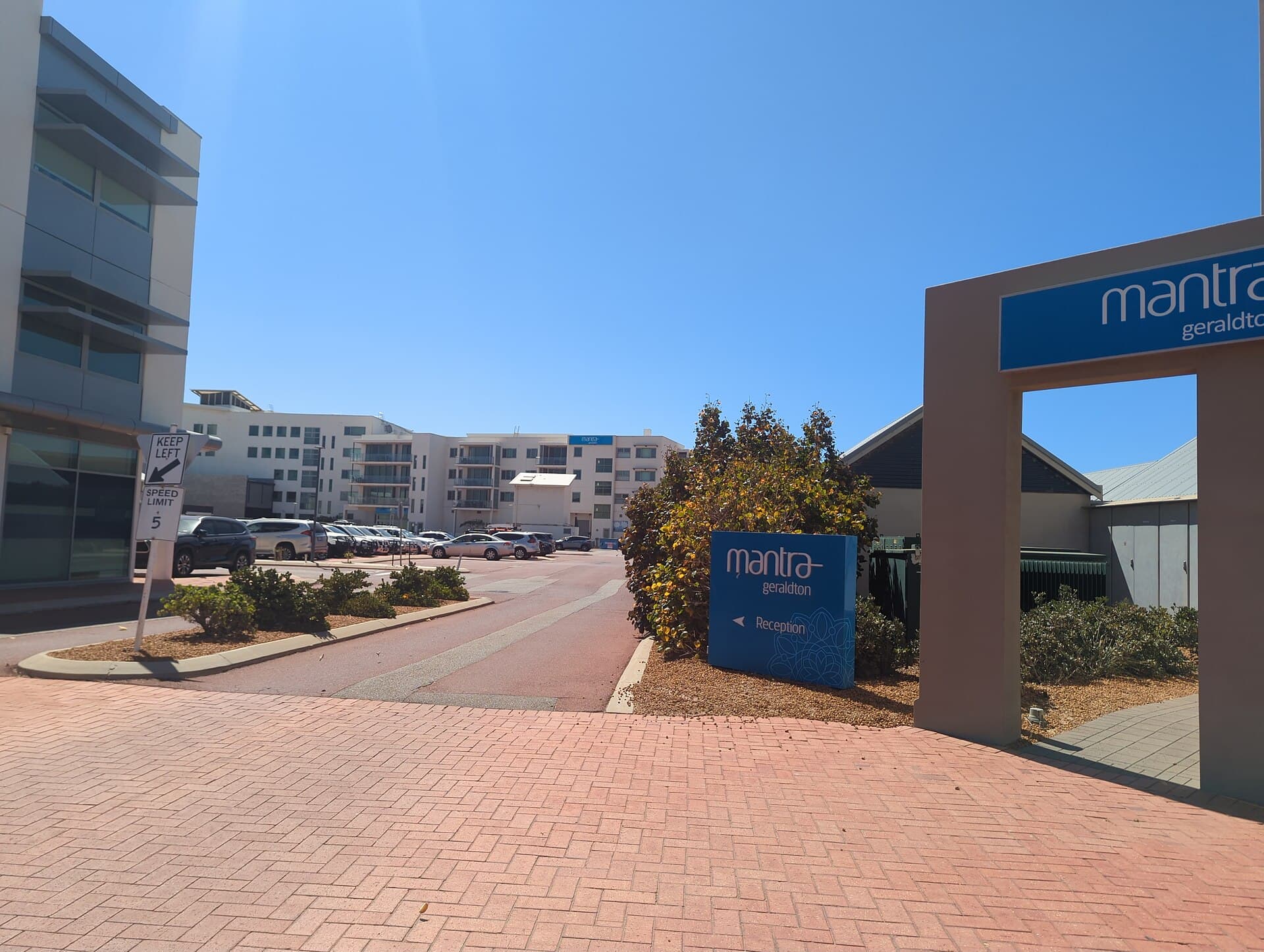 Mantra Geraldton (via Wikimedia Commons, CC0)