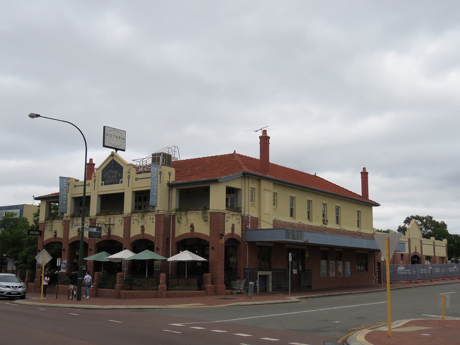 Victoria Park Hotel (via Wikimedia Commons, CC BY-SA 4.0)