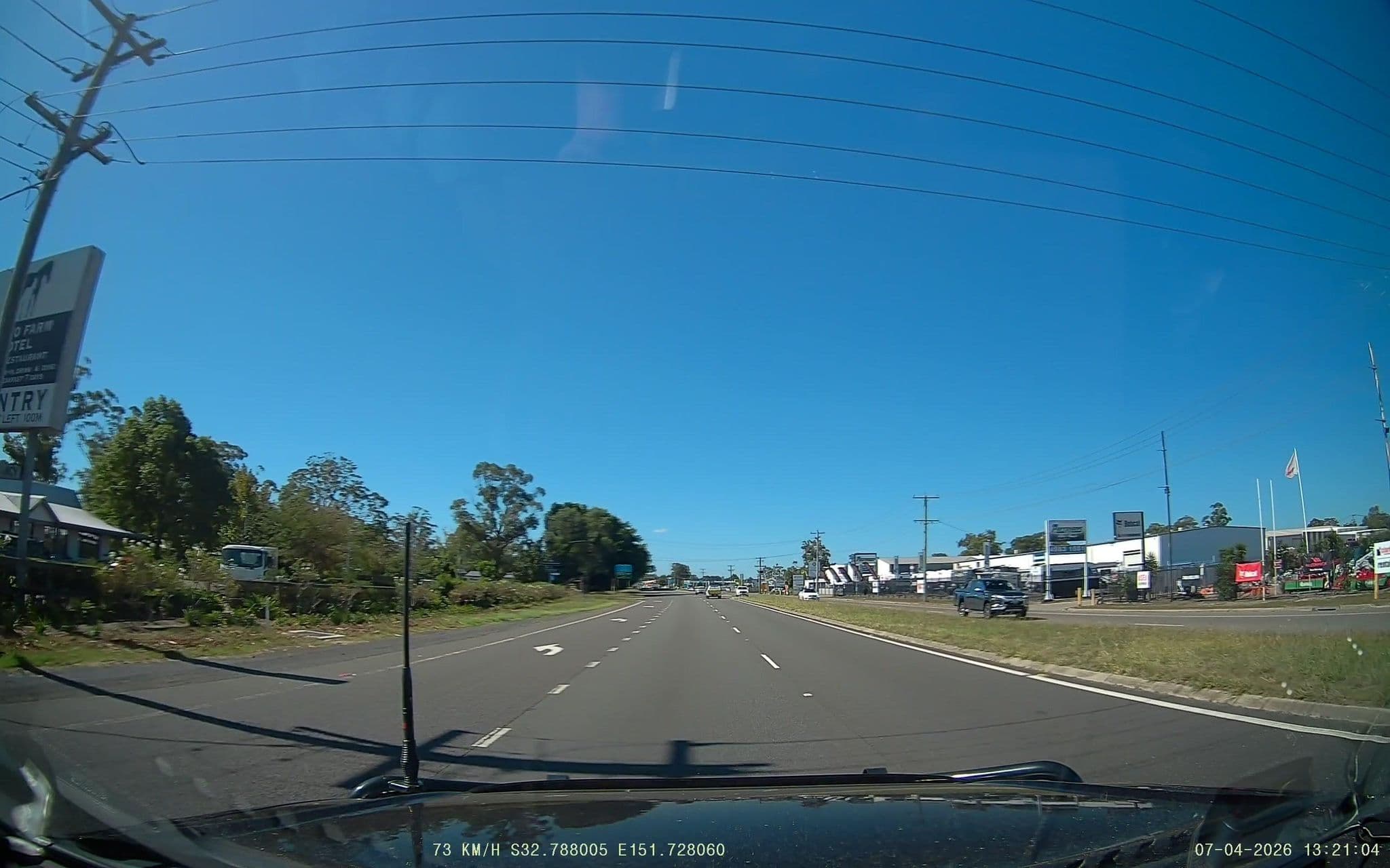Street view near Country Comfort Motto Farm Motel (Newcastle Airport), Raymond Terrace — © fizzie (CC BY-SA · Mapillary)