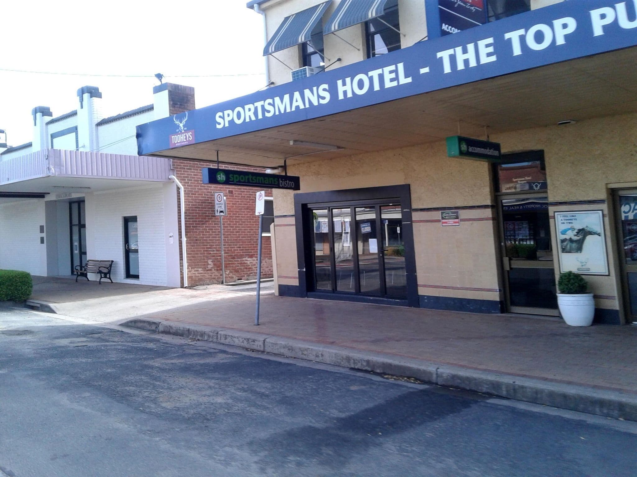 Street view near The Sportsman’s Hotel, Bingara — © bob3bob3 (CC BY-SA · Mapillary)