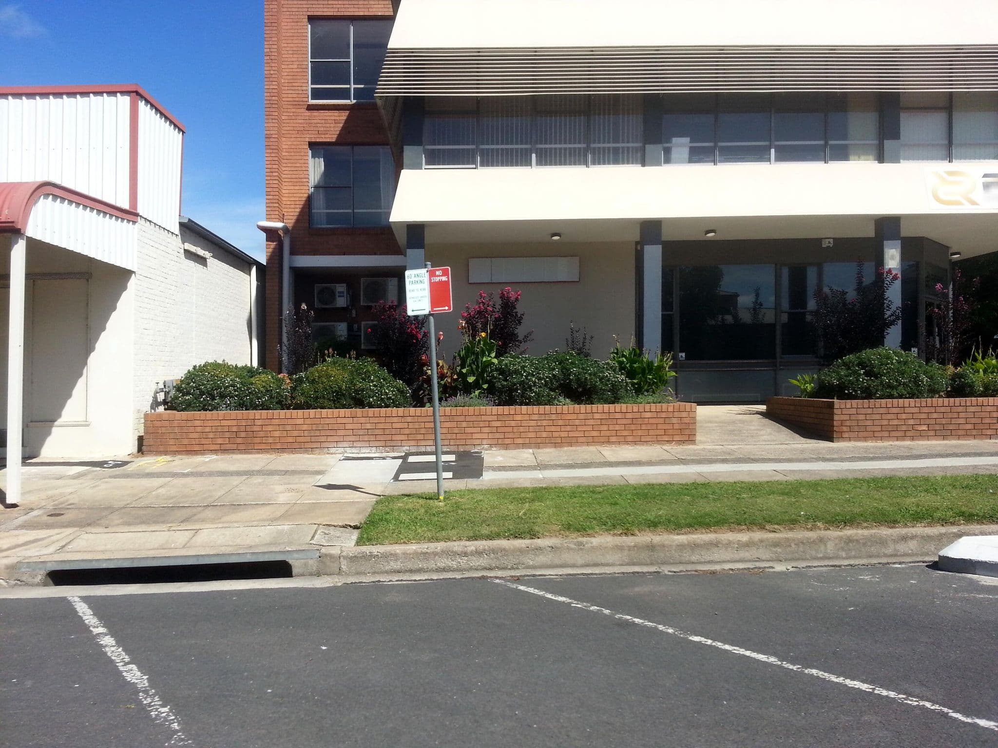 Street view near Tattersall's Hotel Blayney, Blayney — © bob3bob3 (CC BY-SA · Mapillary)
