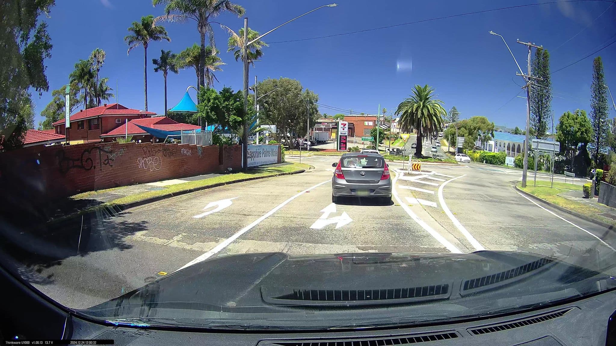 Street view near Sapphire Palms Motel, Blue Bay — © maxim752 (CC BY-SA · Mapillary)