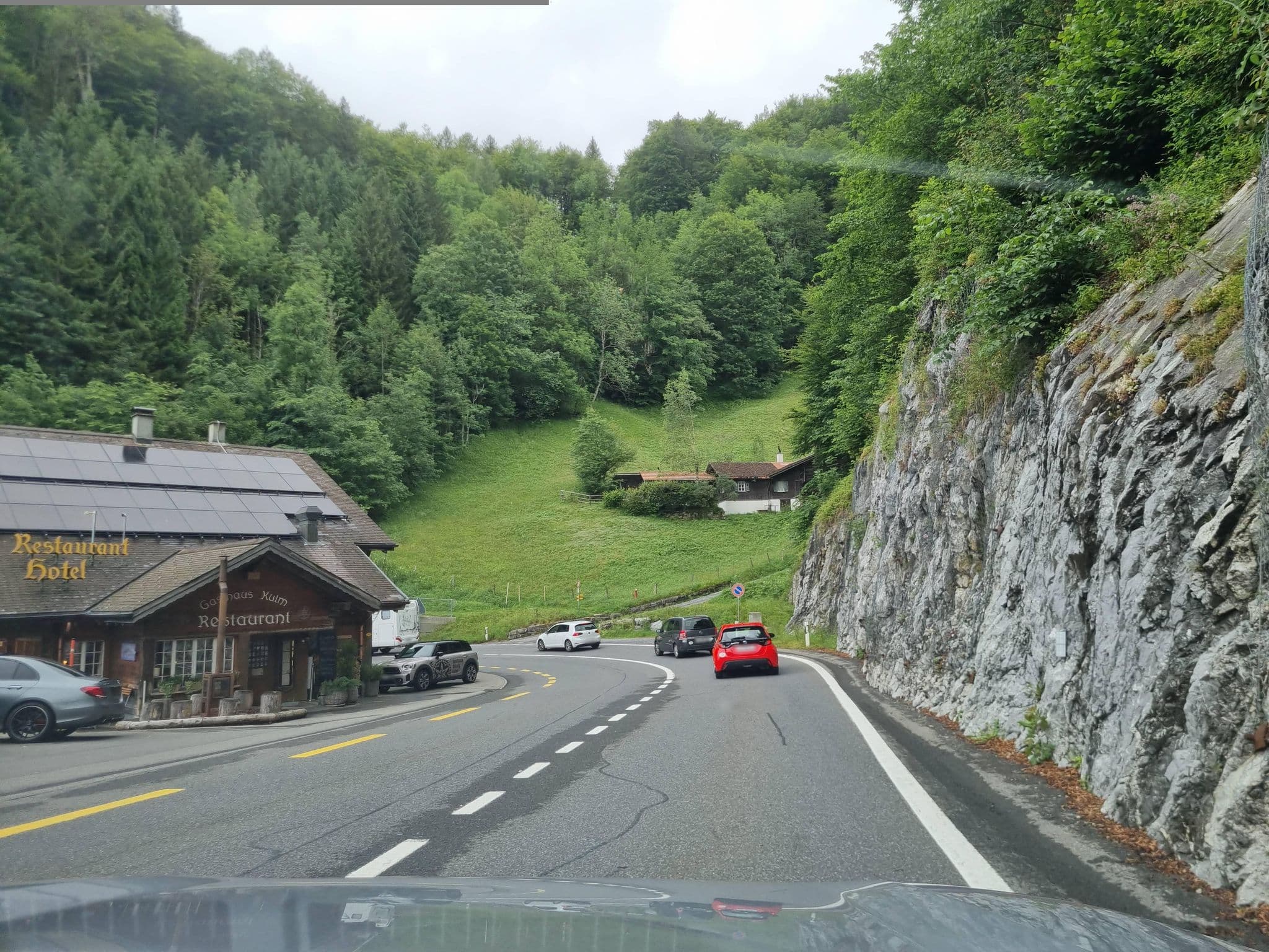 Street view near Gasthaus Kulm Brünig, Lungern — © Yha1 (CC BY-SA · Mapillary)