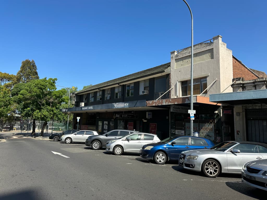 Railway Hotel (via Wikimedia Commons, CC BY-SA 4.0)