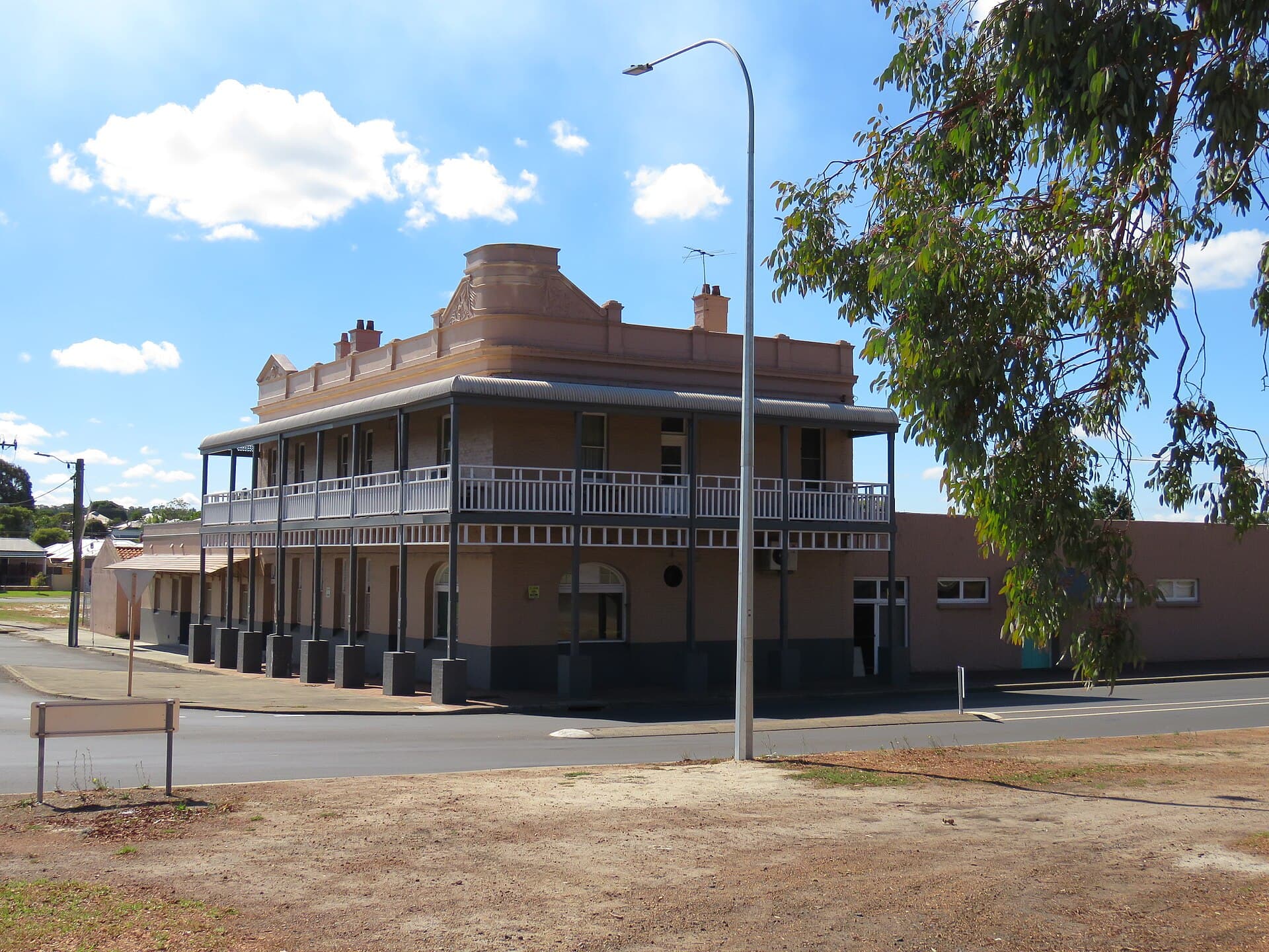 The Club Hotel Collie (via Wikimedia Commons, CC BY-SA 4.0)