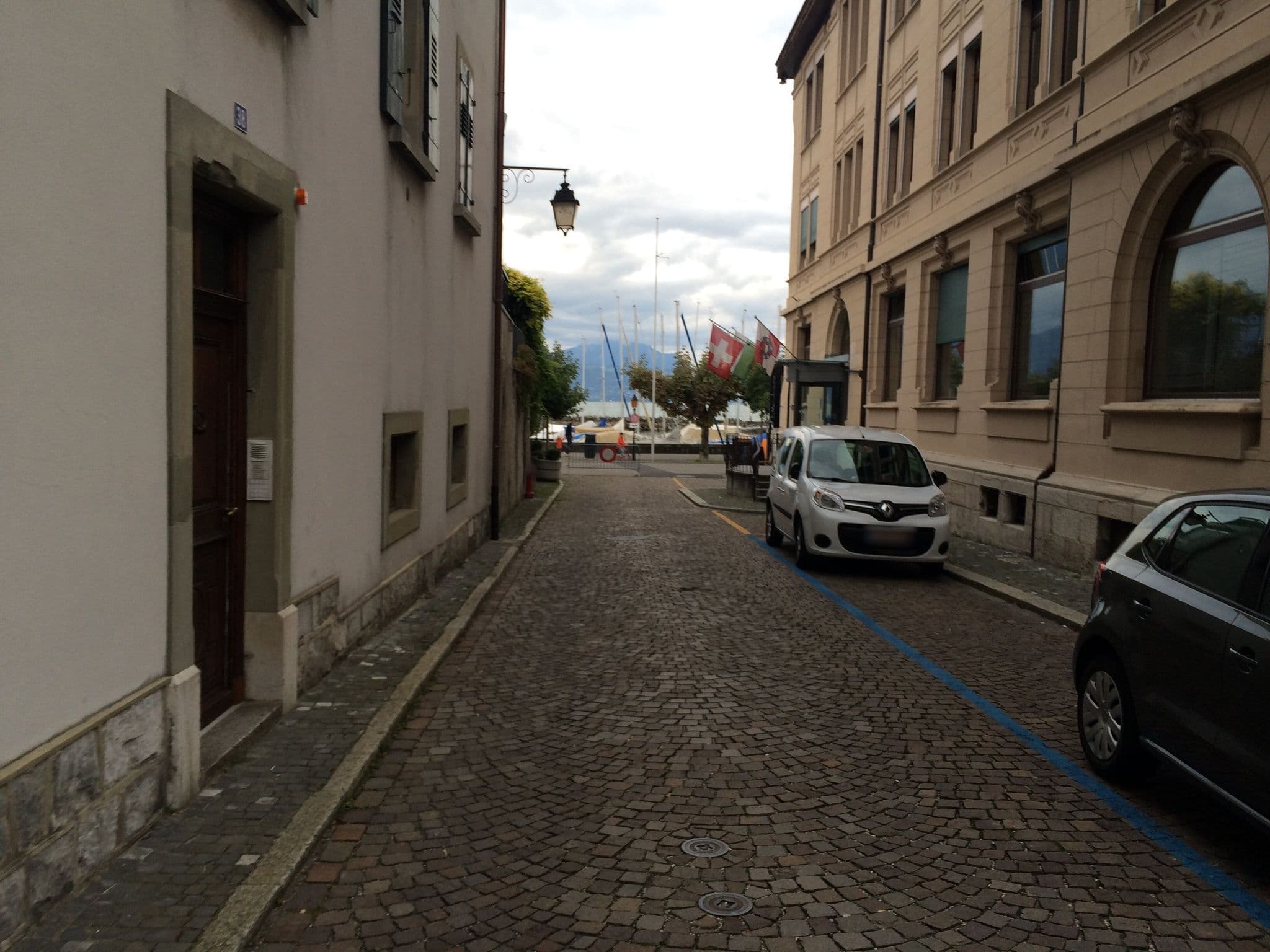 Street view near Hôtel Restaurant le Rivage, Lutry — © comstar (CC BY-SA · Mapillary)