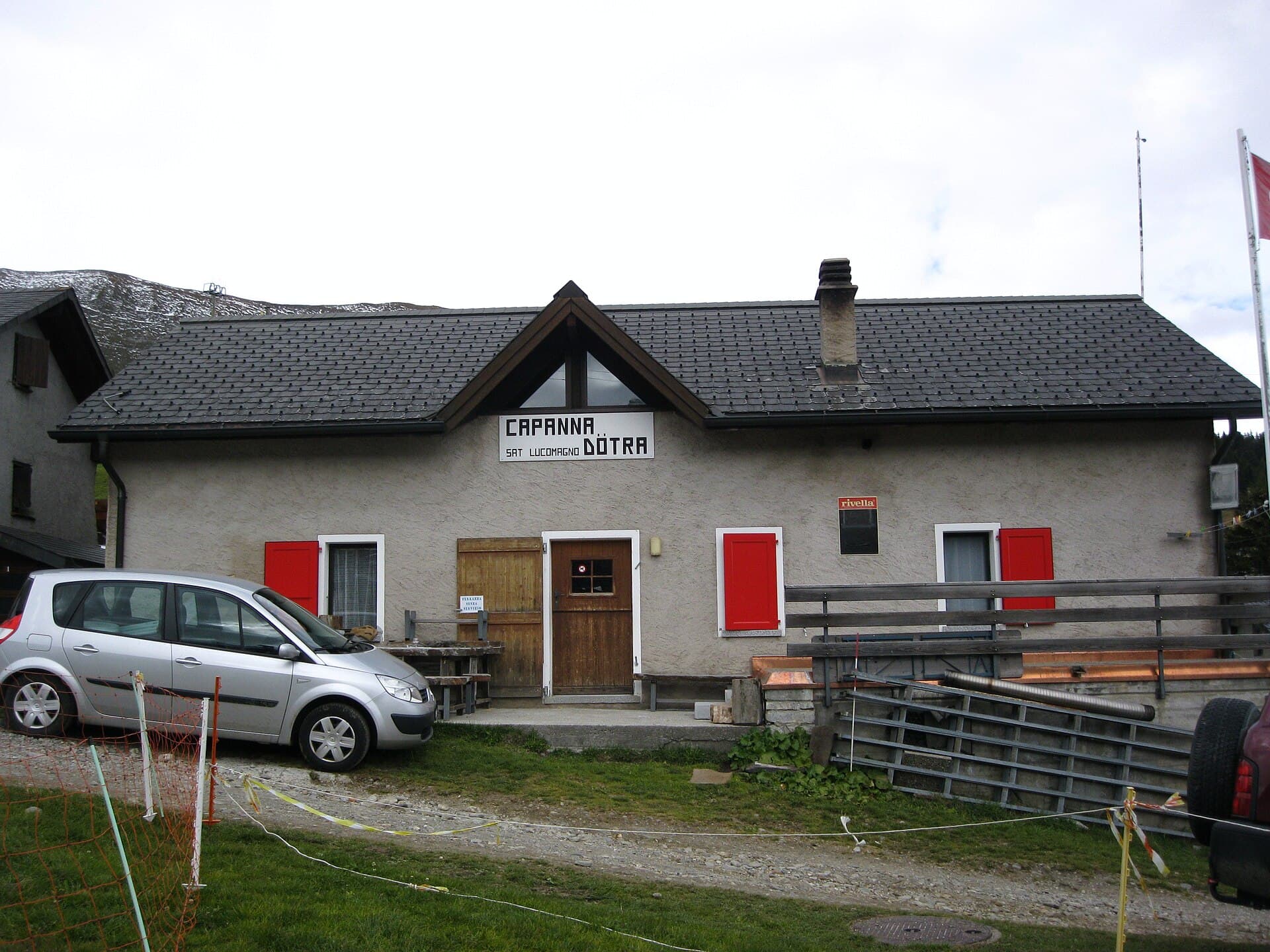 Capanna Dötra (via Wikimedia Commons, CC BY-SA 3.0)