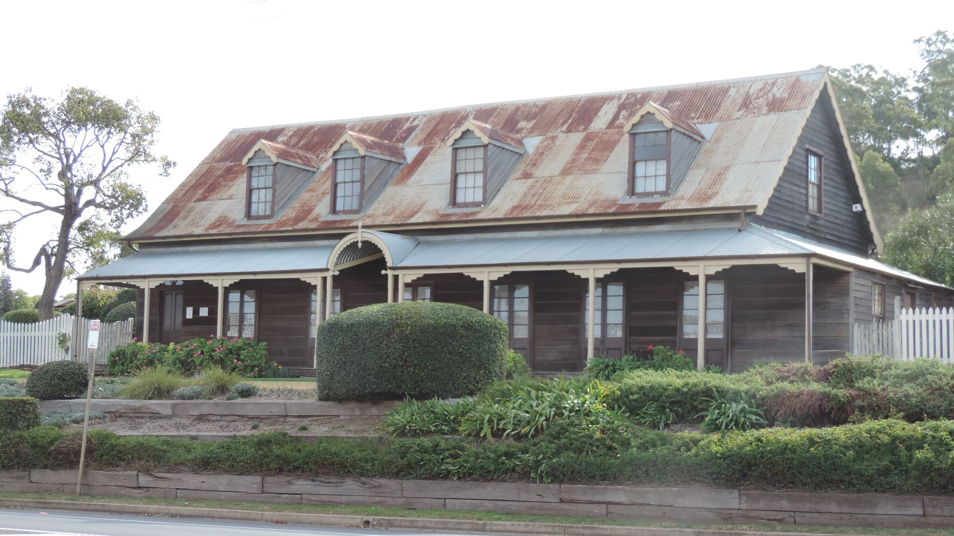 Royal Bull's Head Inn (via Wikimedia Commons, CC BY 4.0)