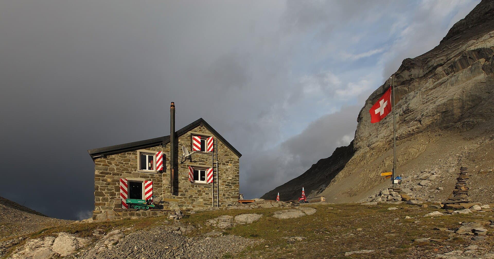 Cabane des Diablerets (via Wikimedia Commons, CC BY-SA 3.0)