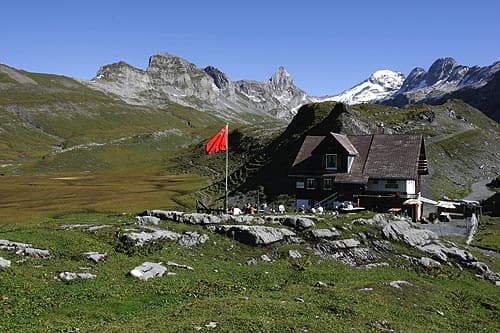 Glattalphütte (via Wikimedia Commons, CC BY-SA 3.0)
