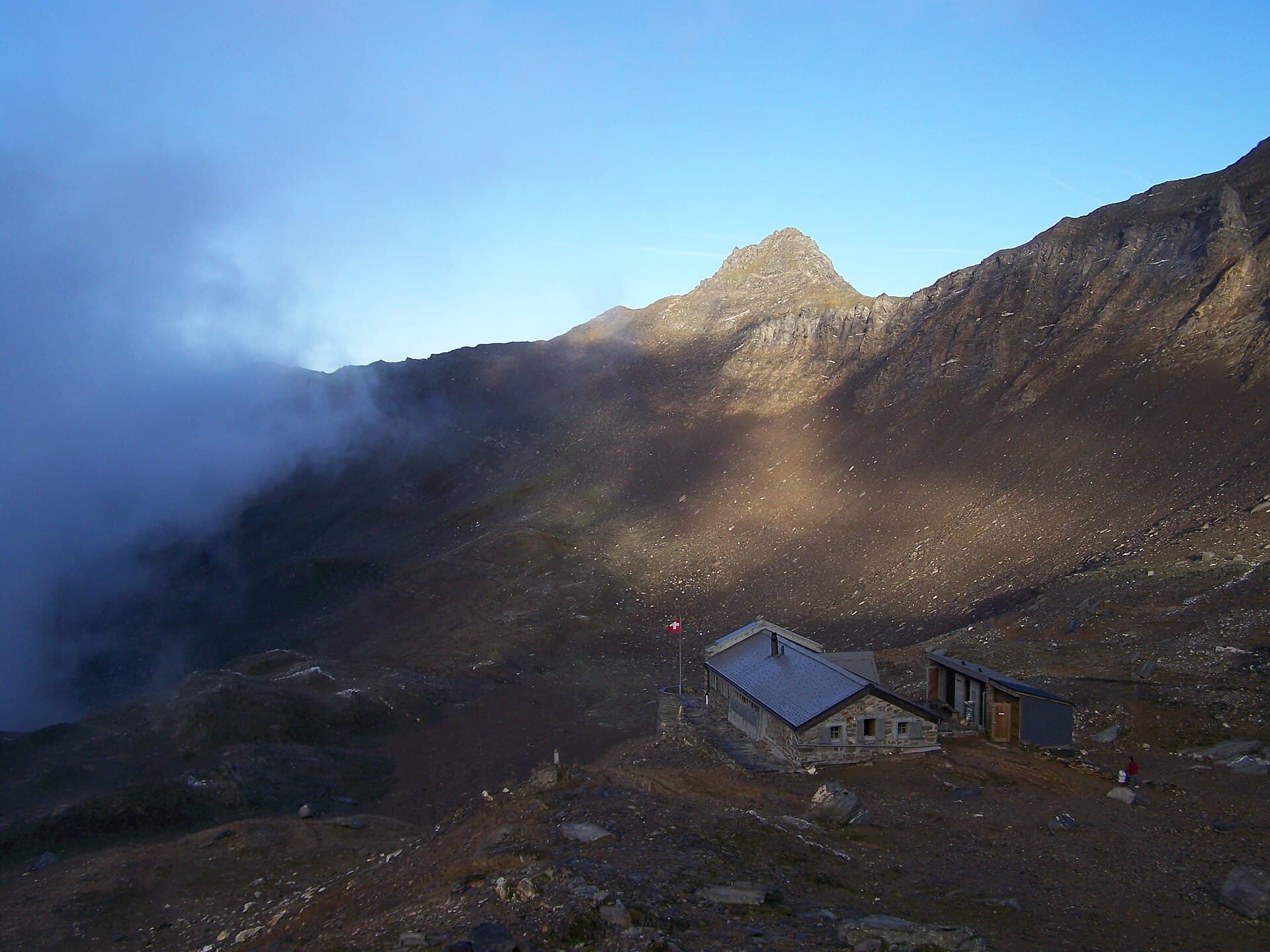 Monte Leone-Hütte (via Wikimedia Commons, Public domain)