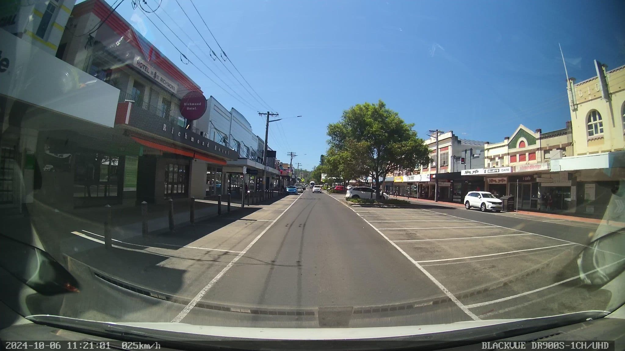 Street view near The Richmond Hotel, Lismore — © bob3bob3 (CC BY-SA · Mapillary)