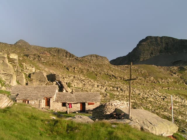 Capanna Efra (via Wikimedia Commons, Public domain)