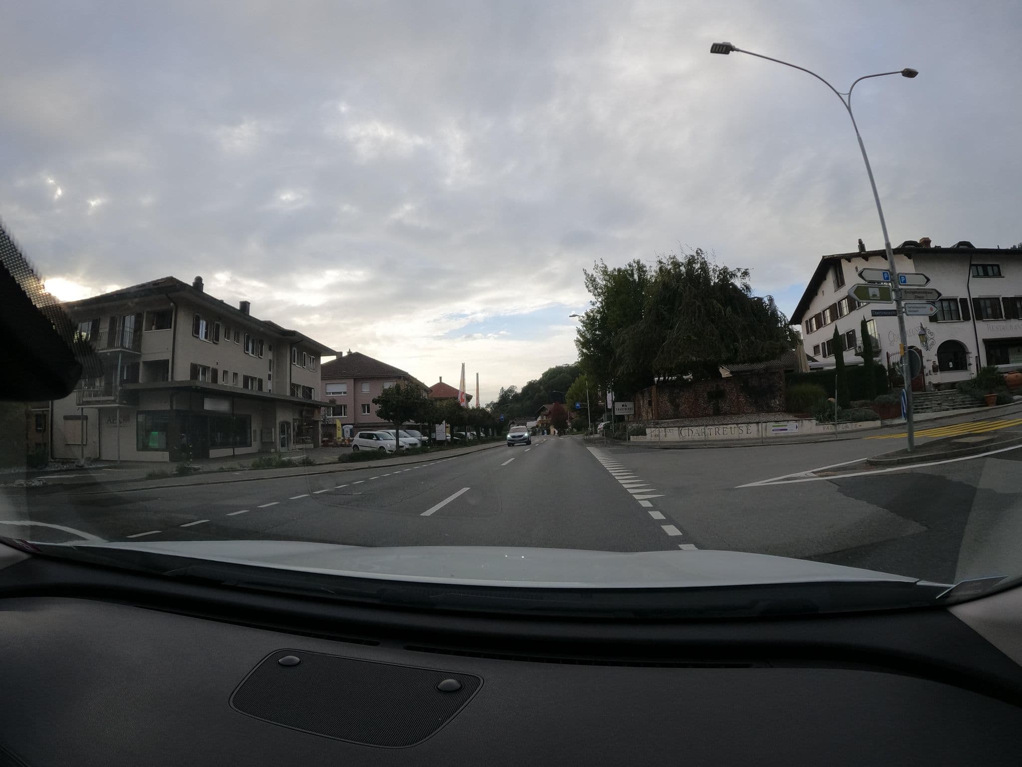 Street view near Hotel Restaurant Chartreuse, Hilterfingen — © alediwi (CC BY-SA · Mapillary)