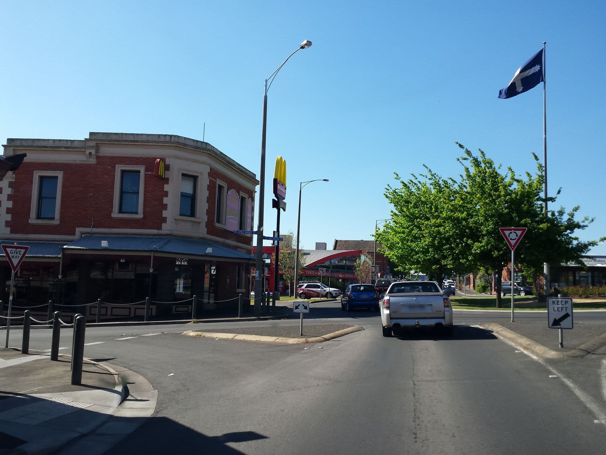 Street view near The Munster Arms Hotel, Ballarat East — © rudolfmayer (CC BY-SA · Mapillary)