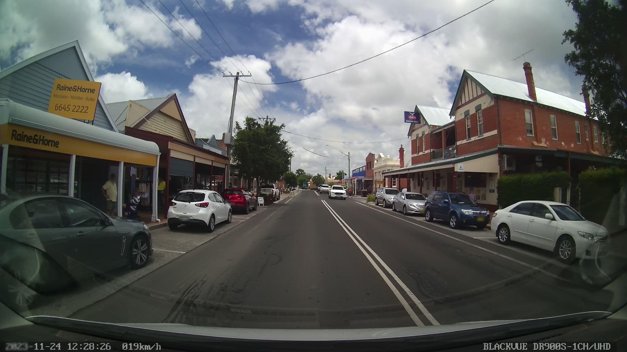 Street view near Maclean Hotel, Maclean — © bob3bob3 (CC BY-SA · Mapillary)