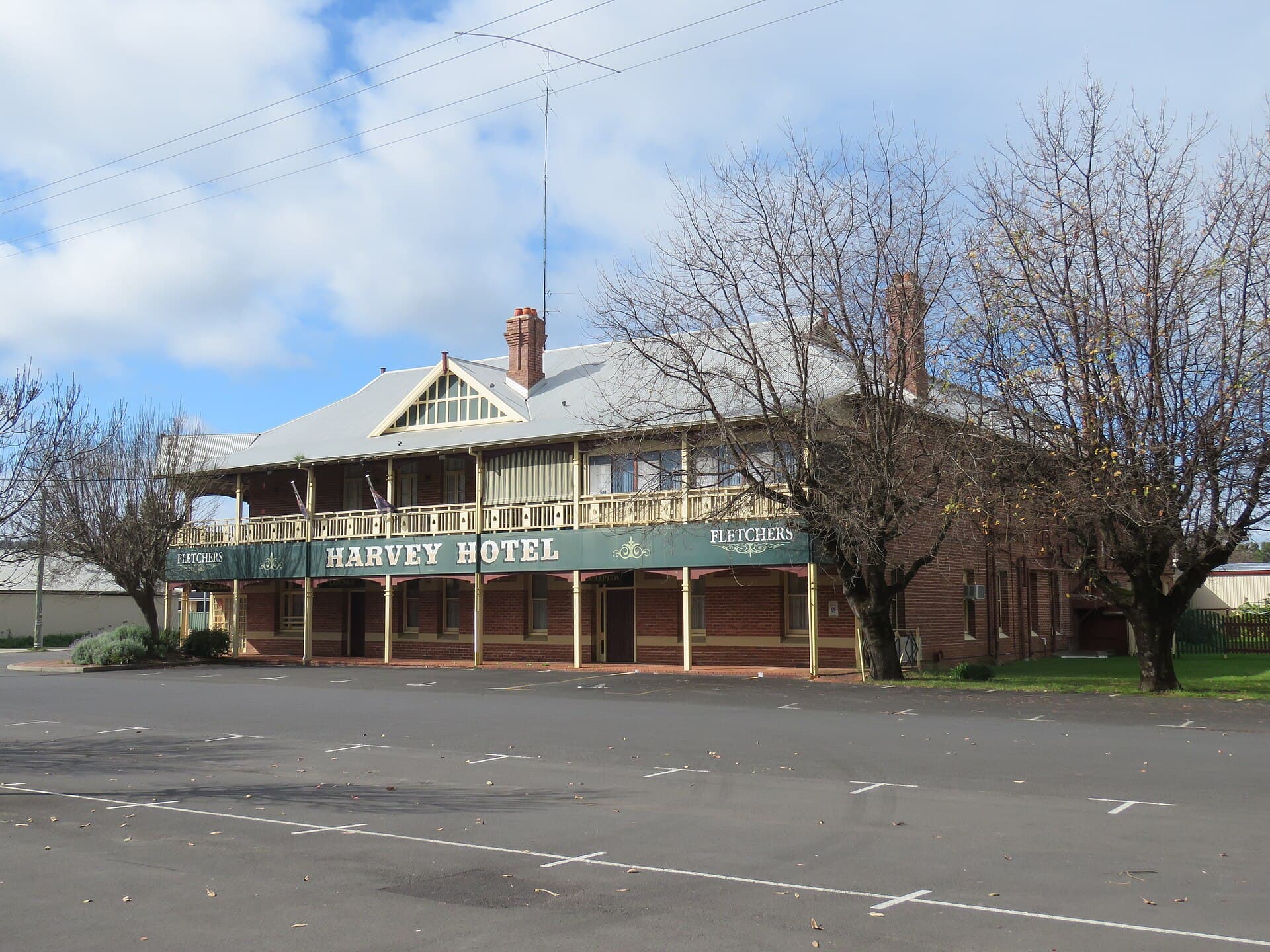 Harvey Hotel (via Wikimedia Commons, CC BY-SA 4.0)