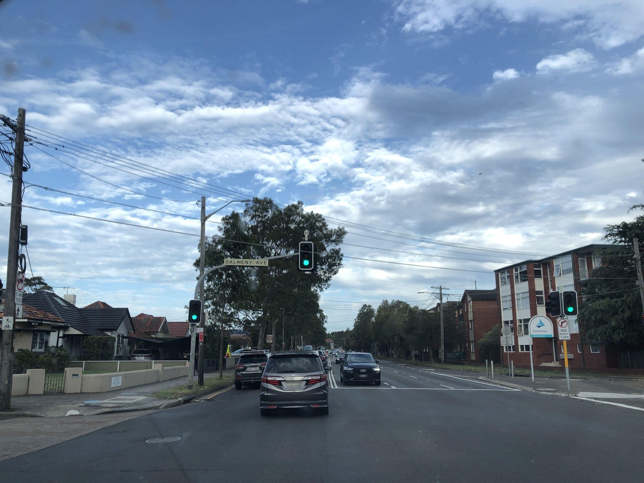Street view near Lakes Hotel, Gardeners Rd, Eastlakes — © jlstudio (CC BY-SA · Mapillary)