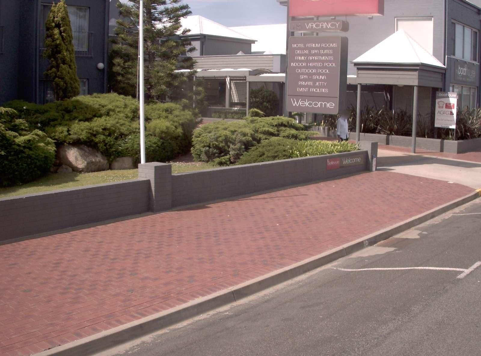 Street view near Bellevue on the Lakes, Kalimna — © vicroads (CC BY-SA · Mapillary)