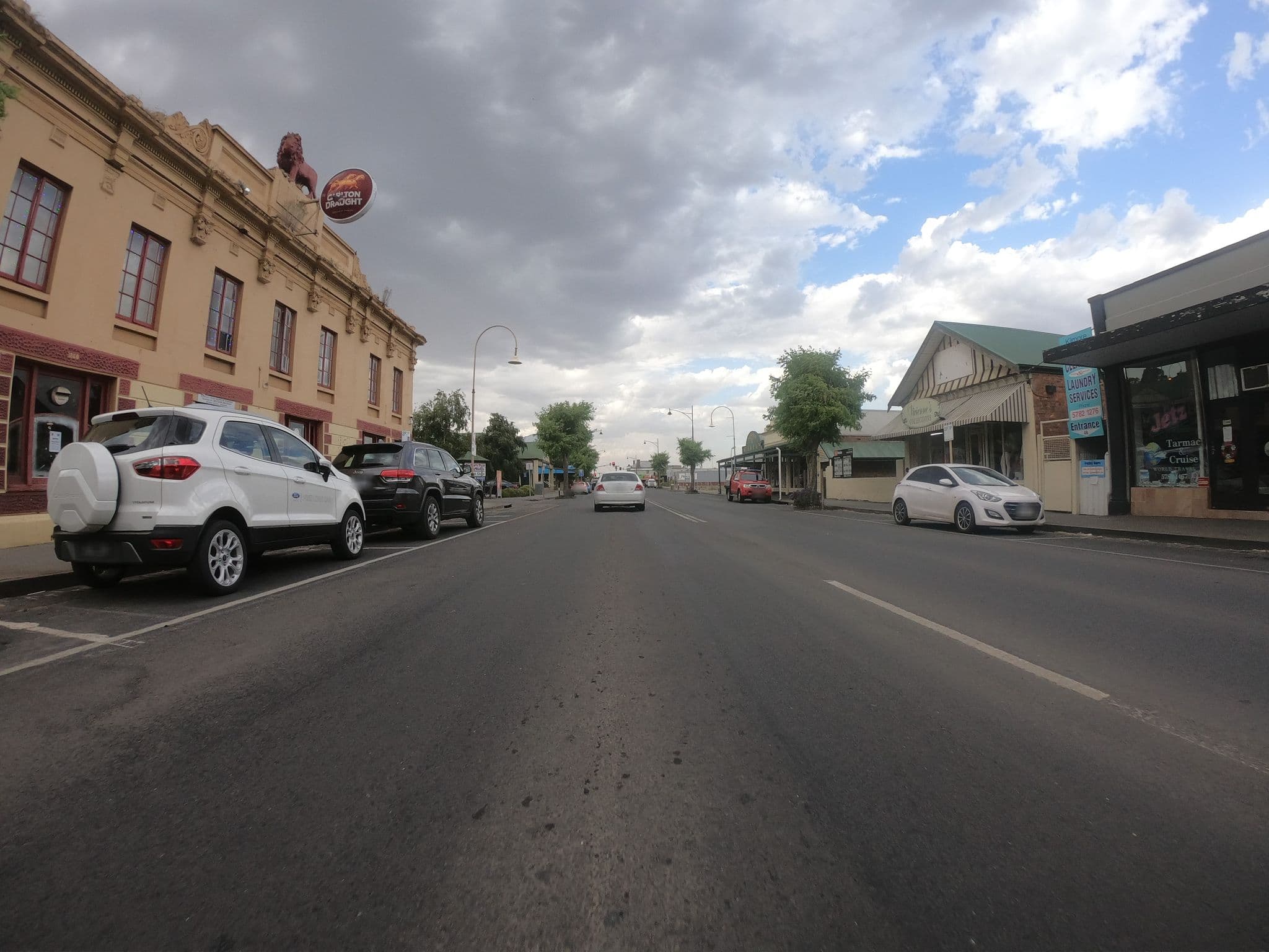 Street view near Red Lion Hotel Kilmore, Kilmore — © eneerhut (CC BY-SA · Mapillary)