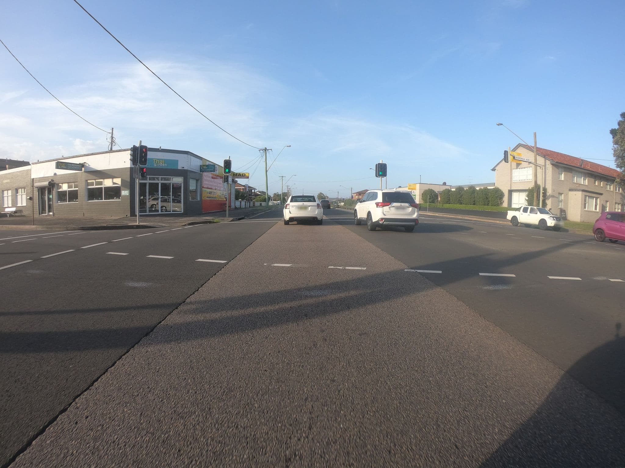 Street view near Windang Hotel Windang Rd Near Boronia Av, Windang — © eneerhut (CC BY-SA · Mapillary)