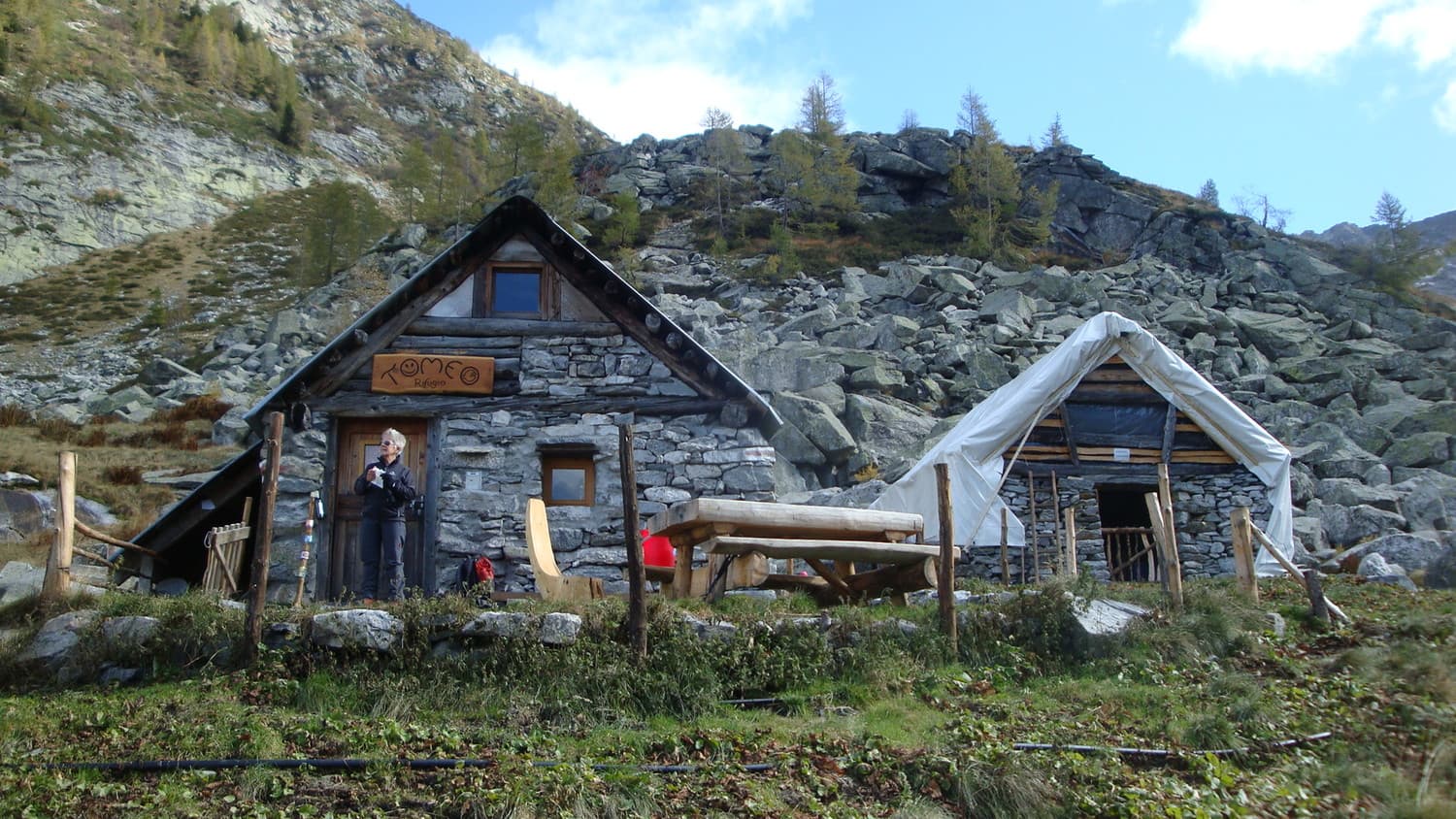 Rifugio Tomeo (via Wikimedia Commons, CC BY-SA 3.0)