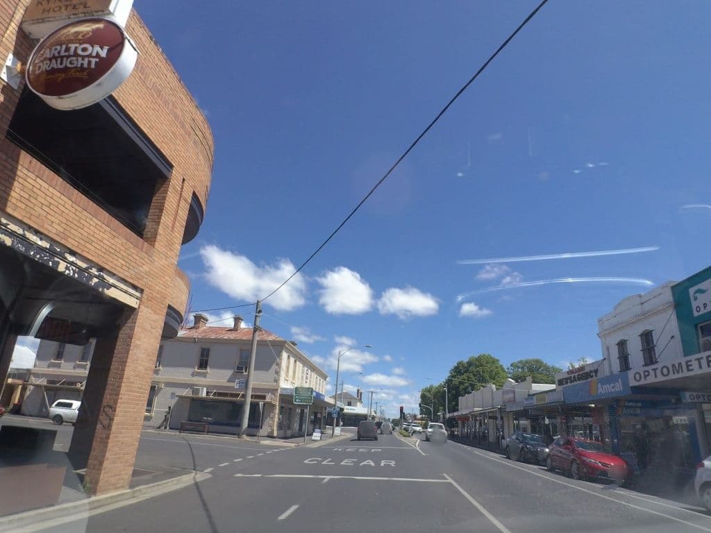 Street view near The Kyneton Hotel, Kyneton — © mander (CC BY-SA · Mapillary)