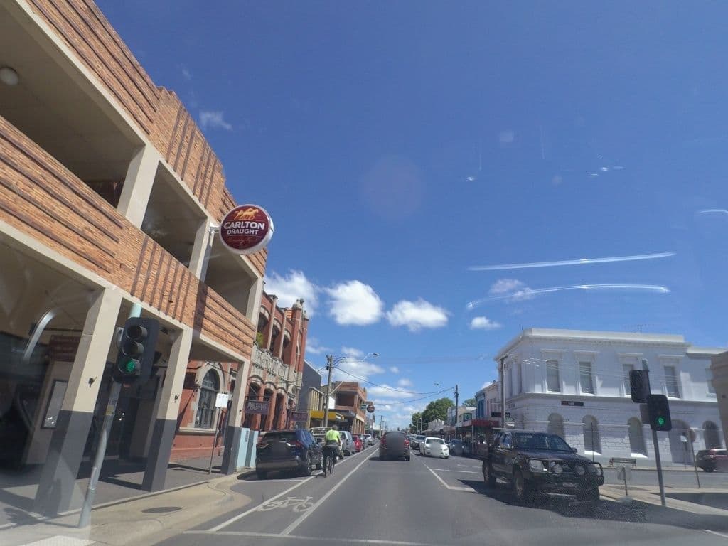 Street view near Shamrock Hotel & Accommodation Kyneton, Kyneton — © mander (CC BY-SA · Mapillary)
