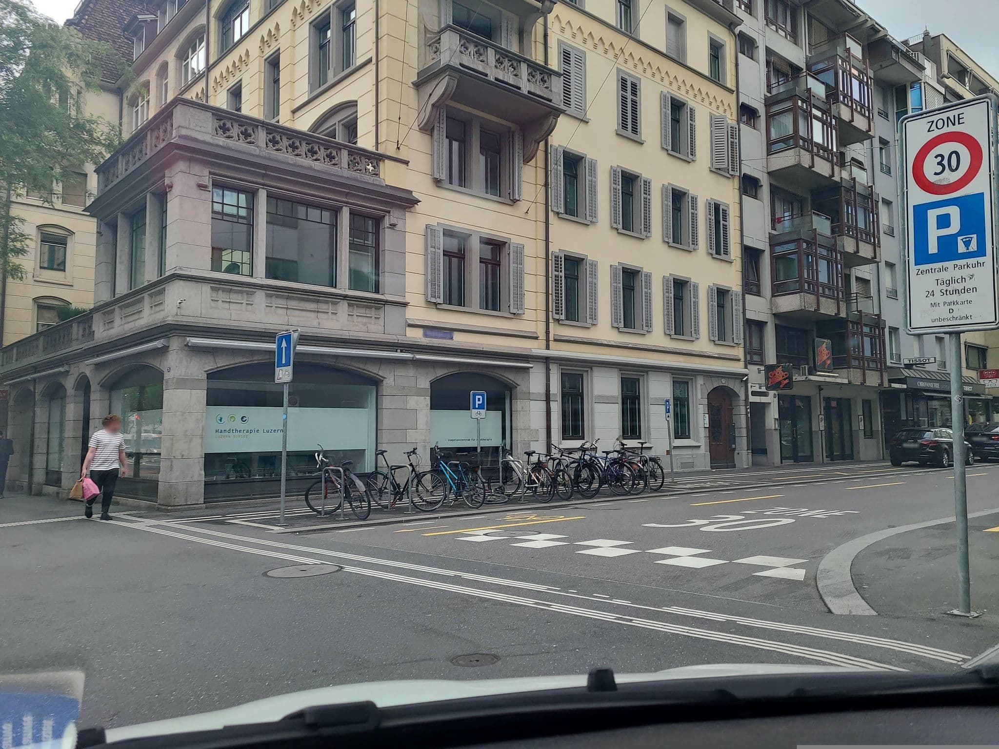 Street view near Hotel Astoria, Luzern — © chrisbeddow (CC BY-SA · Mapillary)