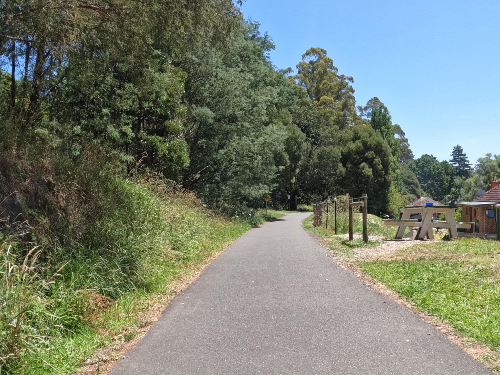 Street view near Alpine Hotel, Eat Drink Sleep - Queen Room, Warburton — © skillsy (CC BY-SA · Mapillary)