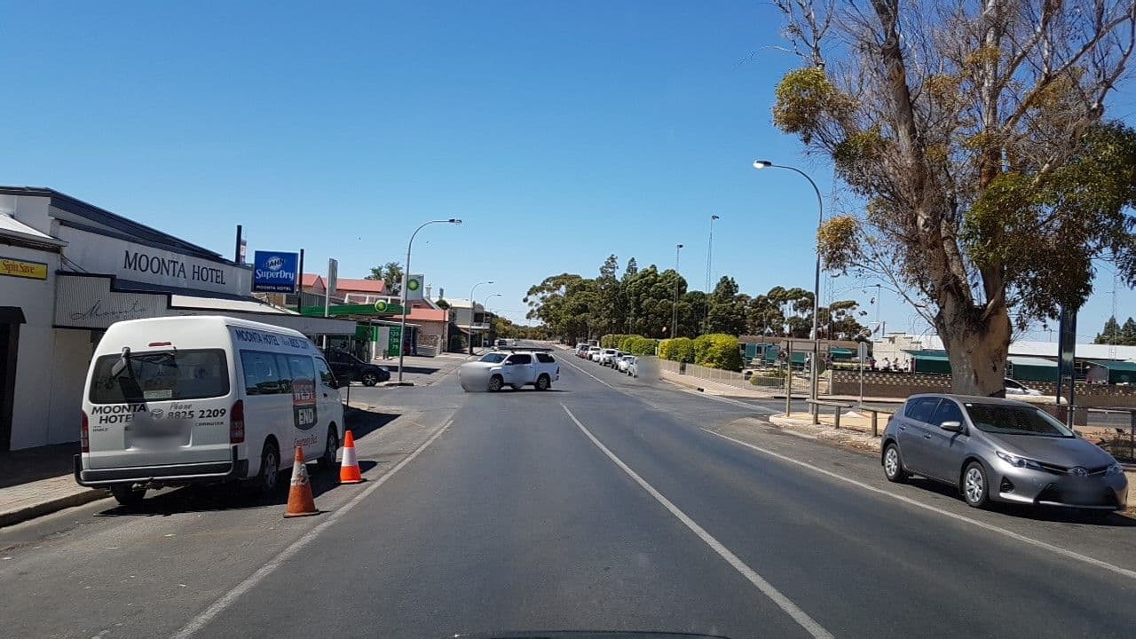 Street view near Moonta Hotel, Moonta Bay — © didz (CC BY-SA · Mapillary)