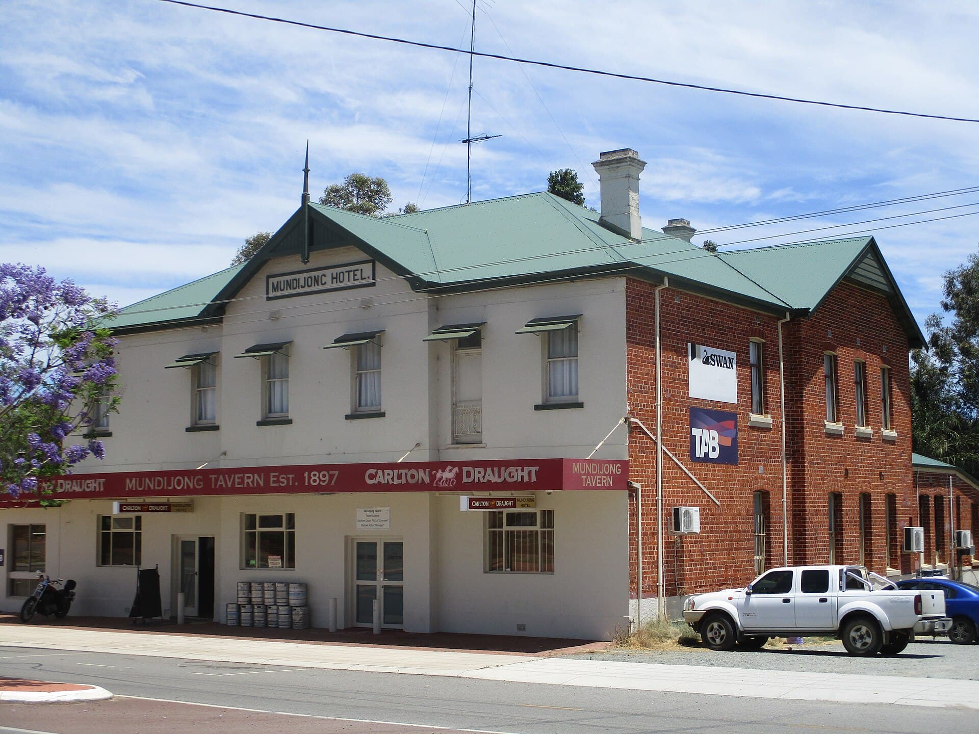 Mundijong Hotel (via Wikimedia Commons, CC BY-SA 4.0)