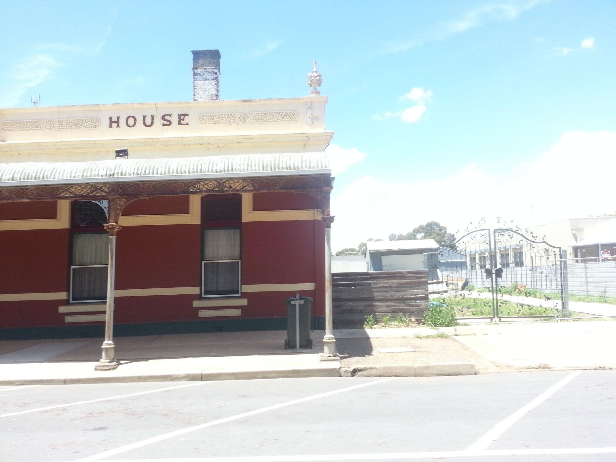 Street view near Court House Hotel, Nathalia — © bob3bob3 (CC BY-SA · Mapillary)