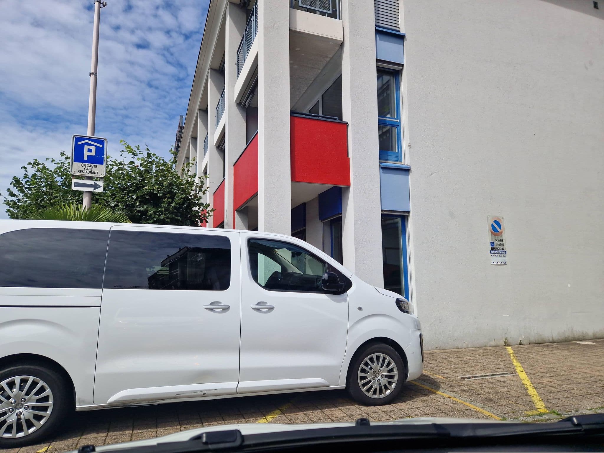 Street view near Riviera, Gersau — © chrisbeddow (CC BY-SA · Mapillary)