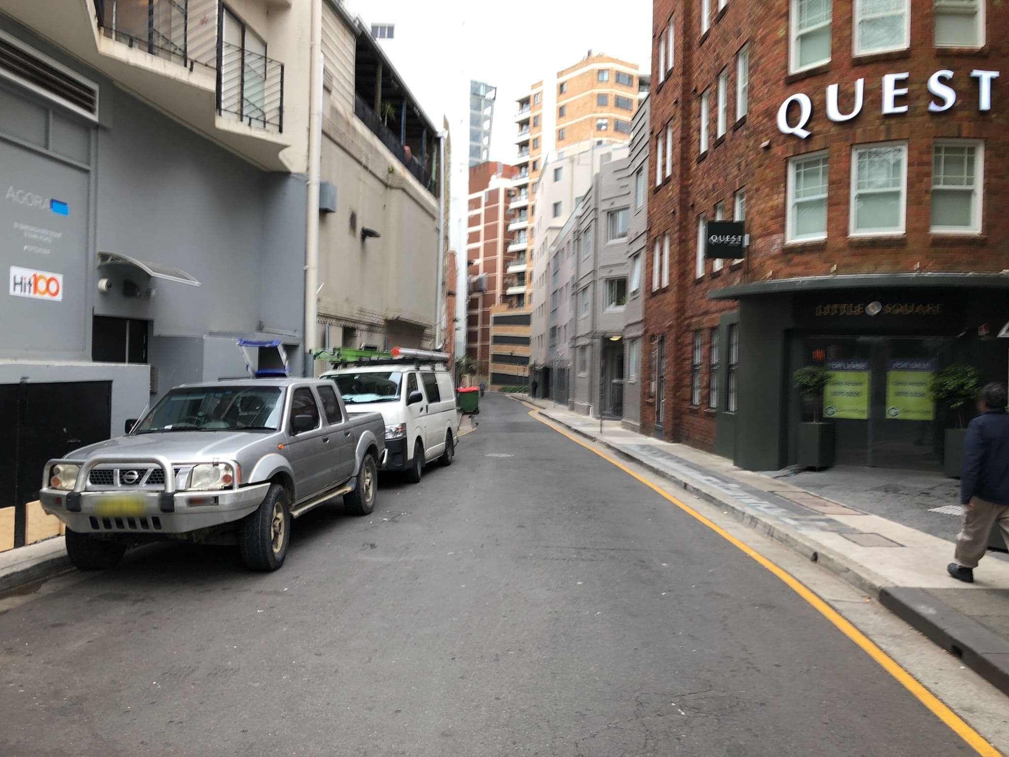 Street view near The King's Hotel Sydney, Elizabeth Bay — © bswatkins (CC BY-SA · Mapillary)