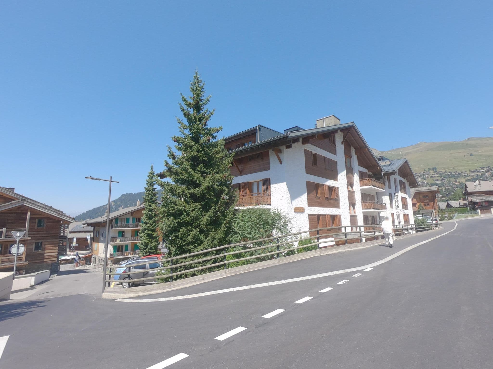 Street view near Mirabeau, Verbier