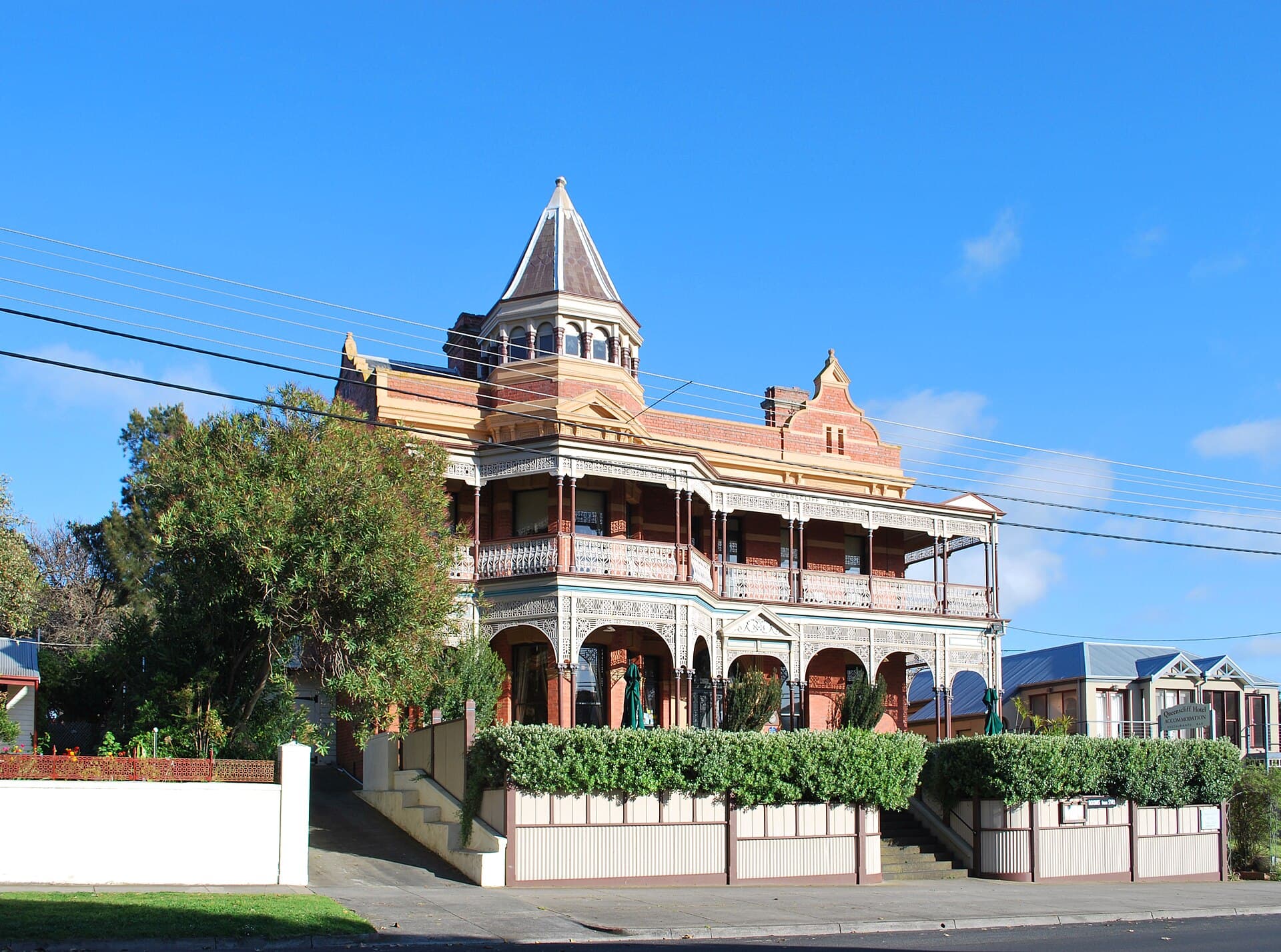 The Queenscliff Hotel (via Wikimedia Commons, CC BY 3.0)